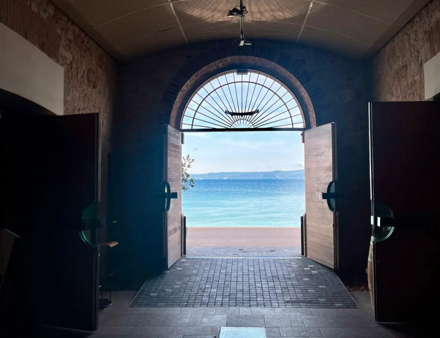 Archway to the sea